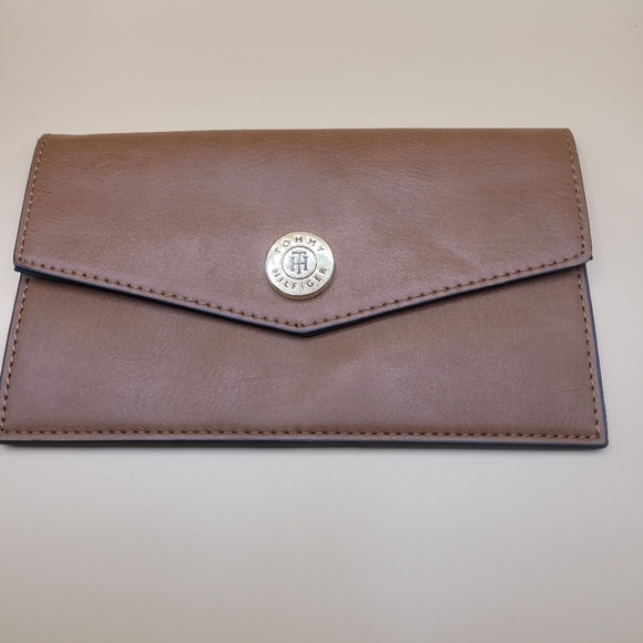 Tommy Hilfiger Women's Envelope Wallet - Picture 1 of 5